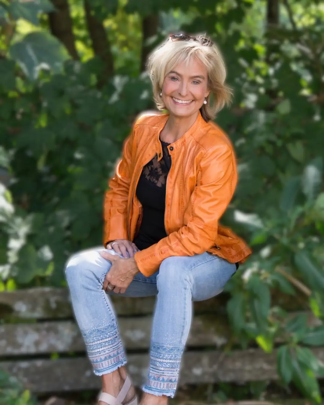 Conny_lässig auf Bank_2_72 dpi-33